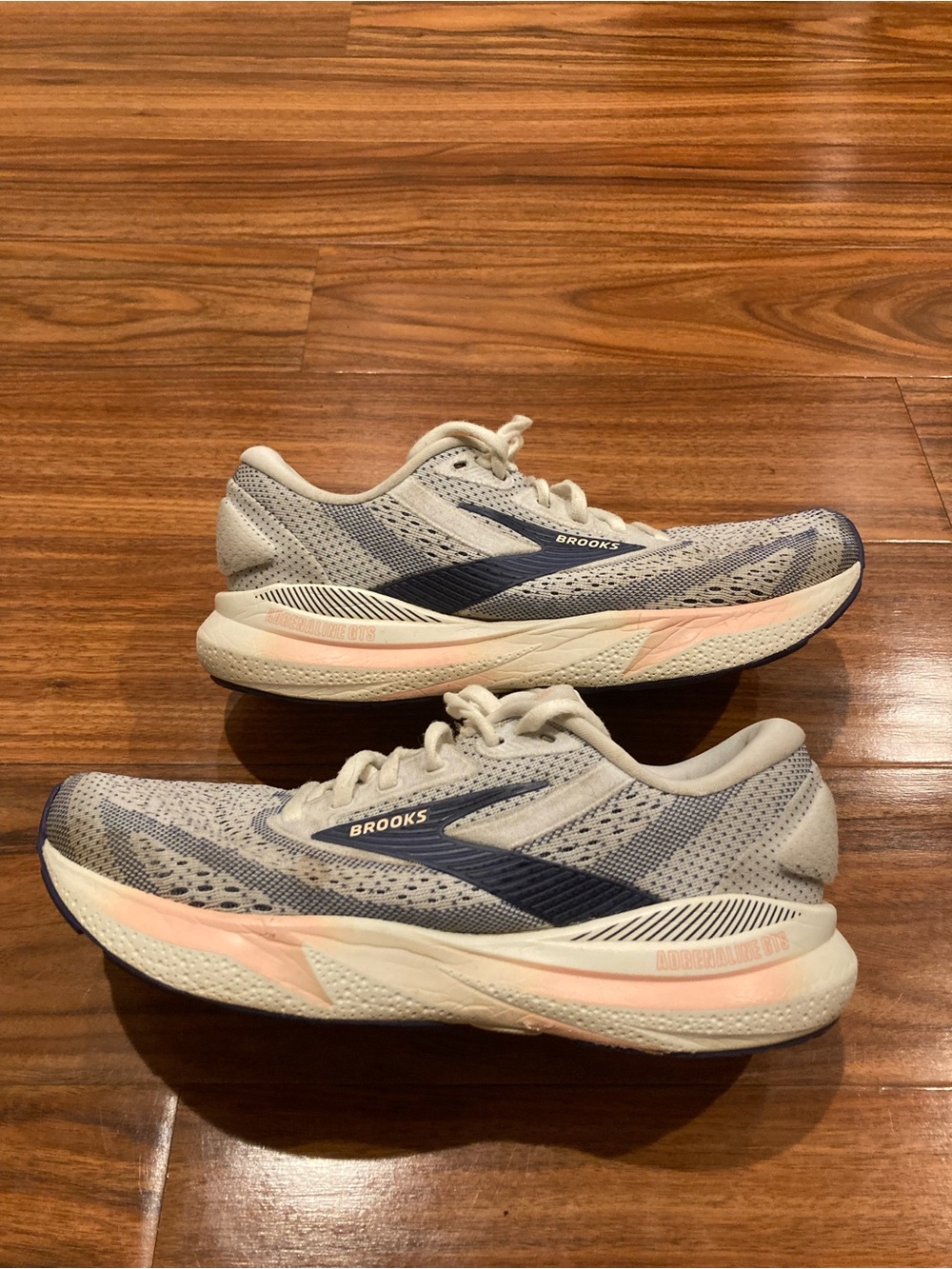 Brooks Adrenaline GTS 24 women’s Running Shoes size 9B Mesh Gray White Navy